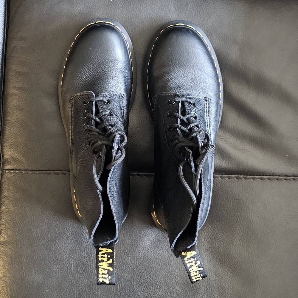 1460 Pascal Virginia Leather Lace Up Boots Dr. Martens